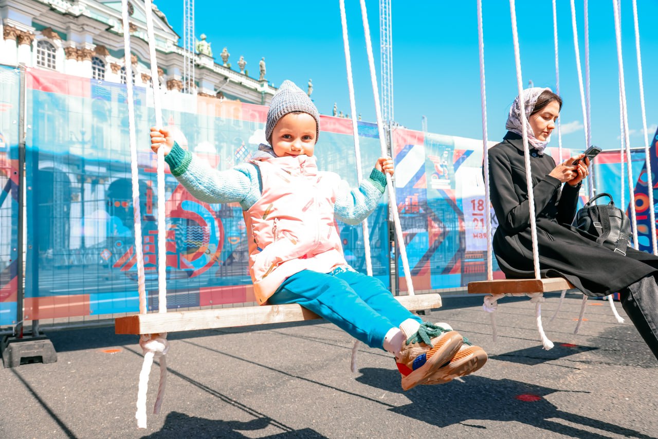 В Петербурге пройдет Международный музыкальный фестиваль Земля детей Ежегодно в нем принимает участие более тысячи юных талантов В исполнении музыкантов прозвучат сочинения композиторов из городов России а также Белоруссии Великобритании Нидерландов Грузии Армении Китая и других стран Особое место в программе фестиваля принадлежит музыке петербургских авторов Большинство мероприятий бесплатны и пройдут в дни осенних каникул В афише более 30 событий Фото Павел Гофман Город Подпишись на Город