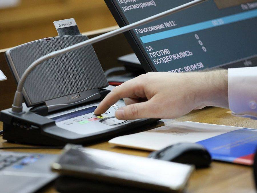 Издателям газет в Приморье утверждены налоговые преференции Организации творческого бизнеса внесены в список получателей льгот по УСН Представители креативных индустрий производители игрушек издатели газет создатели телевизионных программ фильмов устроители галерей включены в перечень организаций которые могут претендовать на получение льгот по упрощенной системе налогообложения УСН в Приморье Соответствующие поправки к краевому закону Об установлении пониженных налоговых ставок при применении упрощенной системы налогообложения депутаты поддержали на январской сессии Законодательного Собрания в среду 28 января Как сообщил председатель комитета по бюджетно налоговой политике и финансовым ресурсам Галуст Ахоян принятая сразу в трех чтениях инициатива устанавливает налоговую льготу для предпринимателей работающих в отдельных сферах креативных индустрий Воспользоваться пониженной налоговой ставкой смогут те из них кто занимается производством игр и игрушек ОКВЭД 32 40 изданием газет ОКВЭД 58 13 созданием телевизионных программ кино и видеофильмов ОКВЭД 59 11 а также галерейным делом ОКВЭД 47 78 5 При этом доля доходов от осуществления указанной деятельности должна составлять не менее 70 процентов Подробнее на сайте PRIMPRESS в MAX ДЗЕН ЧАТ БОТ