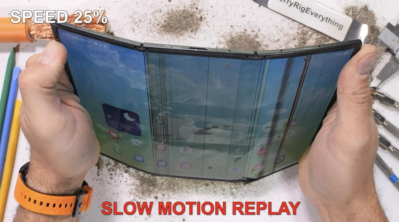 Названо самое слабое место Samsung Galaxy Z TriFold из за которого придется раскошелиться Samsung Galaxy Z TriFold первая раскладушка бренда с двумя шарнирами Блогер JerryRigEverything по традиции решил проверить устройство на прочность но проверки оказались излишни Закаленное стекло на внешнем дисплее начало заметно царапаться на 7 8 уровне жесткости инструментов нормально Торцы из алюминия легко поддаются острым металлическим предметам как и задняя панель из стеклопластика Оба дисплея оказались не очень устойчивы к нагреву Однако апофеозом ролика стал тест на изгиб Помимо того что смартфон легко гнется на месте шарниров жесткости лишены даже его отдельные половинки которые запросто изгибаются на местах пластиковых вставок антенн После изгиба устройство сломалось окончательно Вишенкой на торте стало полное отсутствие пылезащиты которая заявлена вендором песок моментально попал в шарниры и начал там скрипеть www youtube com watch v 0p LmbcqEV4