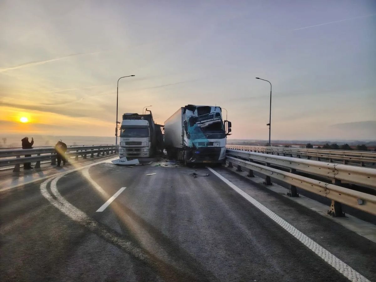 В аварии с фурами в округе Муром пострадало 4 человека   newsvladimir ru fn 1748508 html Количество пострадавших в массовом ДТП в округе Муром увеличилось до 4 человек Напомним сегодня утром на трассе М 12 столкнулись фуры и легковушки Стало известно что на дороге произошло столкновение 3 грузовиков и 5 легковых автомобилей   Прислать новость Подписаться   Мы в MAX