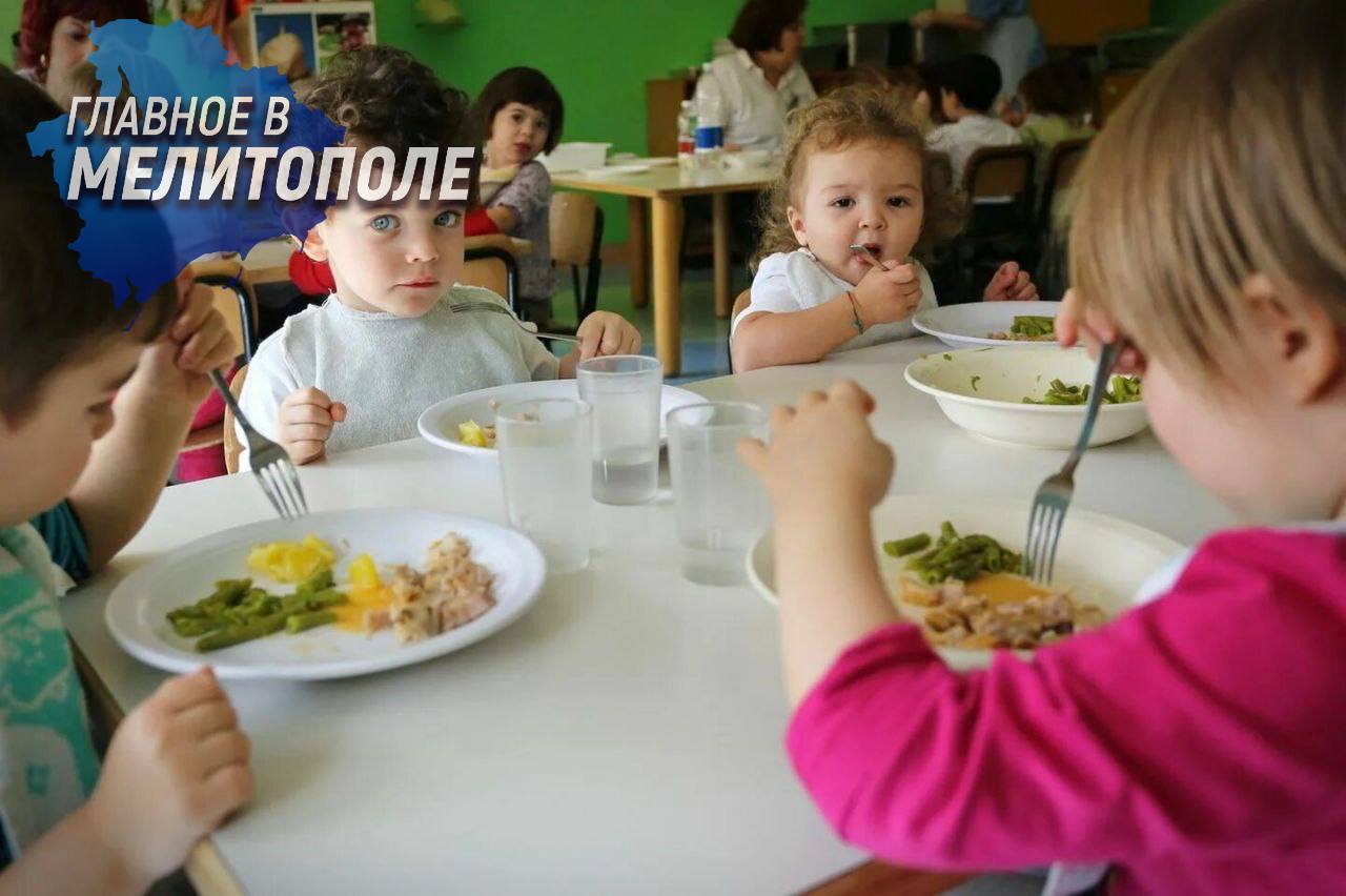 В детсадах Мелитополя нашли нарушения санитарных норм Прокуратура проверила питание в трех дошкольных учреждениях Мелитополя и выявила серьезные нарушения: несертифицированная посуда, отсутствие маркировки, просроченные продукты и неподтвержденное меню. По итогам были внесены представления, трое сотрудников получили взыскания, возбуждены административные дела. Нарушения оперативно устранены, ситуация под контролем.