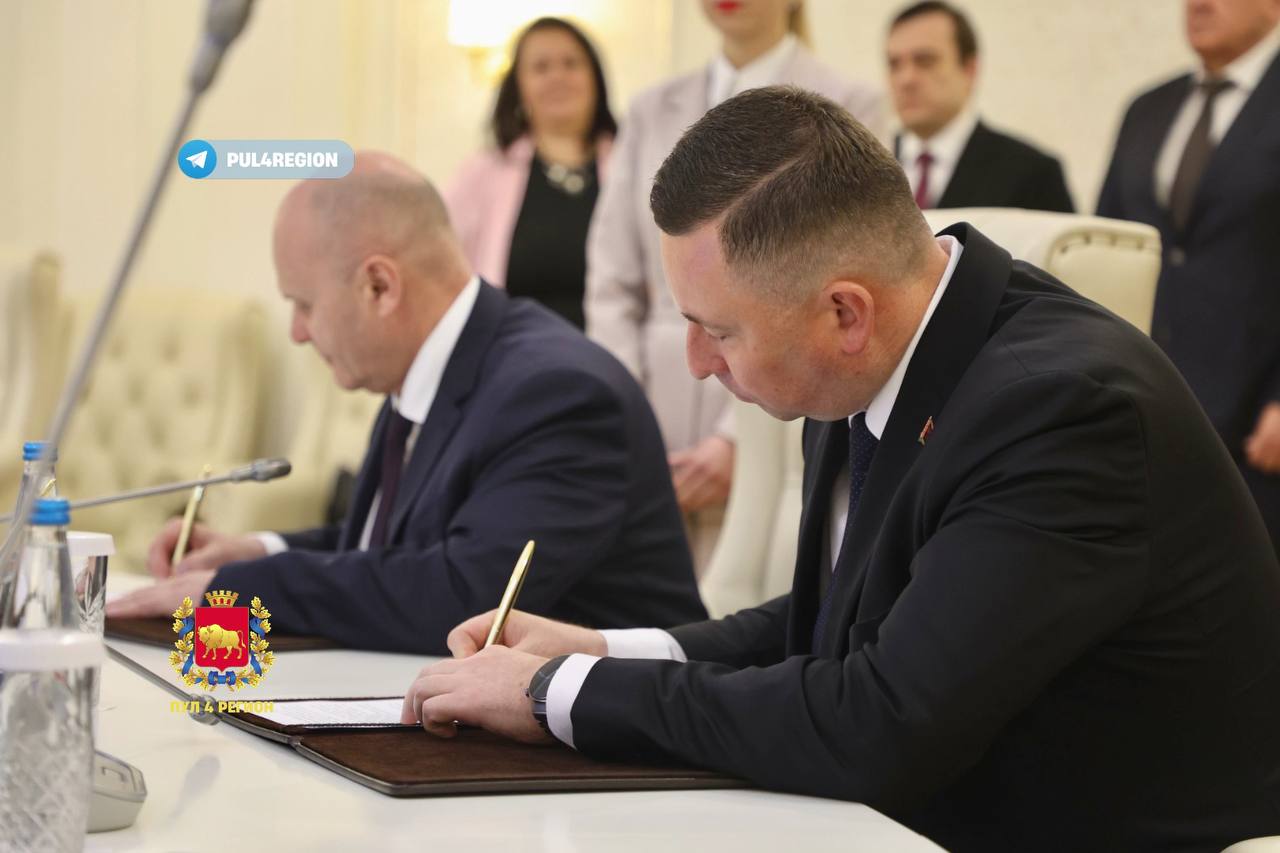 По завершению встречи состоялась церемония подписания Меморандума о сотрудничестве между Администрацией г.Красноярска Российская Федерация и Гродненским горисполкомом Республика Беларусь Председатель Гродненского горисполкома Андрей Хмель и Глава города Красноярска Владислав Логинов оставили свои подписи в документе, который еще больше сблизит города во всех направлениях.