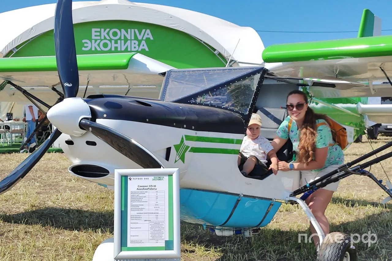 Доля молодых специалистов в АПК России составила 15 5 в 2025 году Как пишут Ведомости со ссылкой на пресс службу Минсельхоза в отрасли работают 6 4 млн человек большая часть сотрудники в возрасте 37 57 лет Укомплектованность кадрами находится на уровне 91 5 В холдинге Мираторг отметили что сельскохозяйственная отрасль взрослеет быстрее чем обновляется а компании конкурируют за специалистов с IТ и финтехом В Мираторге при этом средний возраст работников составляет 39 лет против 45 лет в целом по АПК почти треть сотрудников моложе 30 лет Подробнее Пишем о кадровых проблемах в АПК Подписывайтесь