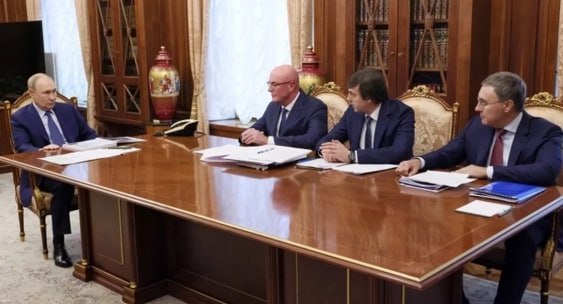 Президент России Владимир Путин провел очное совещание по вопросам образования по итогам периода ЕГЭ и ОГЭ, в котором приняли участие вице-премьер Дмитрий Чернышенко, а также министры просвещения Сергей Кравцов и науки и высшего образования Валерий Фальков. «У нас закончилась с вами сдача экзаменов в школе, прошли все выпускные, и сейчас начался другой этап уже – поступление в специальные учебные заведения, и в средние, и в высшие», – отметил глава государства, открывая совещание. Основными темами обсуждения стали окончание текущего учебного года, анализ результатов выпускных экзаменов и ход вступительной кампании в учебные заведения. «Сезон достаточно активный», заметил Владимир Путин, комментируя подготовку материально-технического состояния школ к новому учебному году.