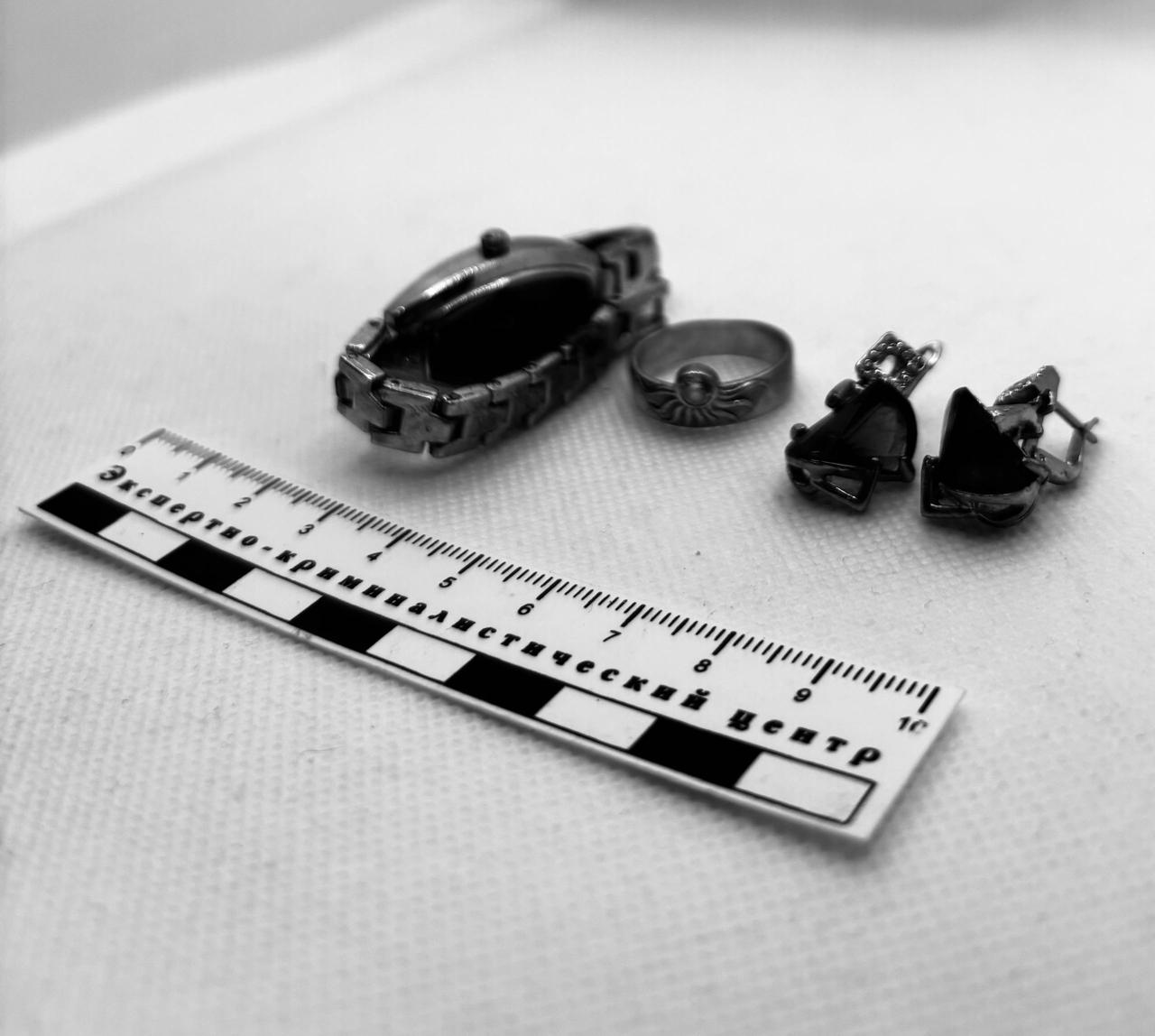 НР происшествия Не оставляйте ключ в двери В Новороссийске раскрыли кражу по соседски Не смогли пройти мимо торчащего из входной двери ключа трое жителей Новороссийска Воспользовались случаем Хозяин одной из квартир в Южном районе так спешил в поездку что забыл вытащить ключ Уехал на несколько дней а вернувшись обнаружил кражу Соседскую квартиру как выяснилось обокрали соседи которые снимали в этом доме жилье В кратчайшие сроки оперативники установили личности подозреваемых Полицейские задержали двух мужчин и женщину в возрасте от 30 до 34 лет сообщили подробности в пресс службе УМВД по Новороссийску Подозреваемые похитили из квартиры телевизор видеокамеру фотоаппарат три мобильных телефона золотой браслет и деньги в иностранной валюте Общая сумма ущерба заявителю превысила 120 000 рублей Часть вещей похитители успели сдать в комиссионку что то оперативники обнаружили у них дома и изъяли Пока шло предварительное следствие злоумышленники находились под стражей Возбуждено уголовное дело троим грозят сроки до 6 лет лишения свободы novorab official Мы в МАХ