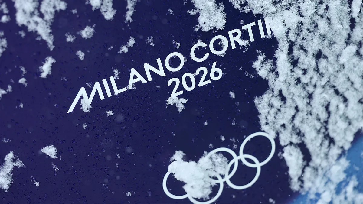 Российским спортсменам отказались дарить эксклюзивные телефоны на Олимпиаде 2026 Нас обделили Об этом рассказал отечественный ски альпинист Никита Филиппов Первый день в Олимпийской деревне в Бормио Распаковка экипировки для нейтральных атлетов 19 февраля гонка Всем атлетам выдают Samsung а нас обделили дали только шампунь с зубной пастой Ну ладно мы сюда не за телефонами приехали написал Филиппов в личном телеграм канале Всего на Олимпиаде 2026 выступают 13 российских спортсменов в нейтральном статусе