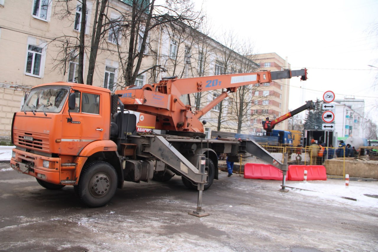 «Квадра» притупила к монтажу теплосети на Можаевской в Курске. Задействованы 3 ремонтные бригады. Завершить сварочные работы планируют к 14:00.   - После мы начнем заполнять сети от этого участка трубопровода и создавать необходимые условия для подключения окрестных зданий к центральной системе теплоснабжения, - сообщили теплоэнергетики.  фото: Курский филиал АО «Квадра»  Сейм   Курская область