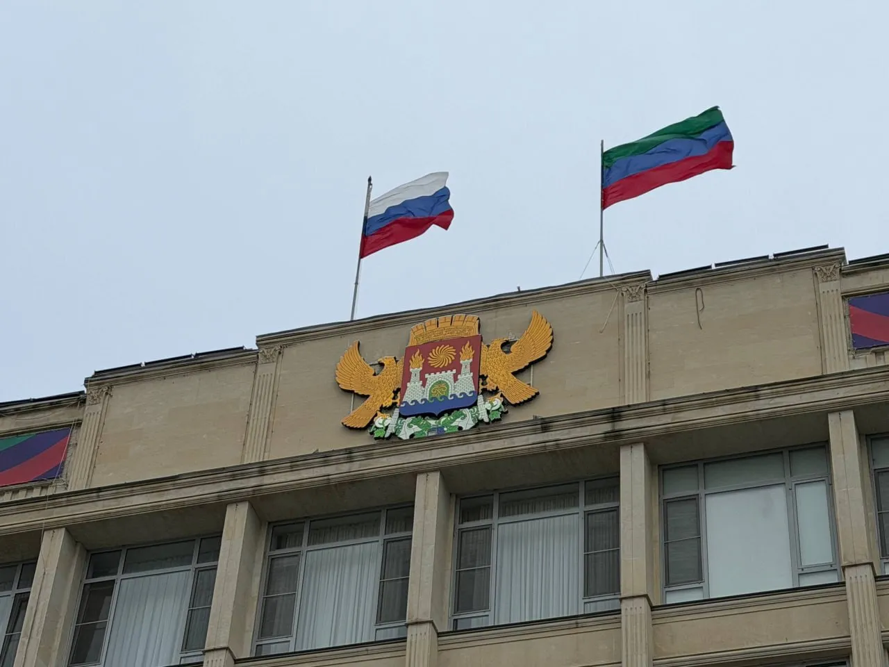 Администрация Махачкалы приняла постановление о расширении границ территории на которой действует режим чрезвычайной ситуации Документом уточнён и обновлён список улиц и участков города вошедших в зону ЧС По данным столичных властей это необходимо для дальнейшей работы по защите прав жителей организации необходимых мероприятий и оказанию поддержки гражданам чьи территории затронуты ситуацией Постановление вступило в силу со дня подписания и распространяется на правоотношения возникшие с 28 марта 2026 года  Ознакомиться с полным текстом документа и перечнем территорий можно на сайте администрации столицы РИА Дагестан в МАХ