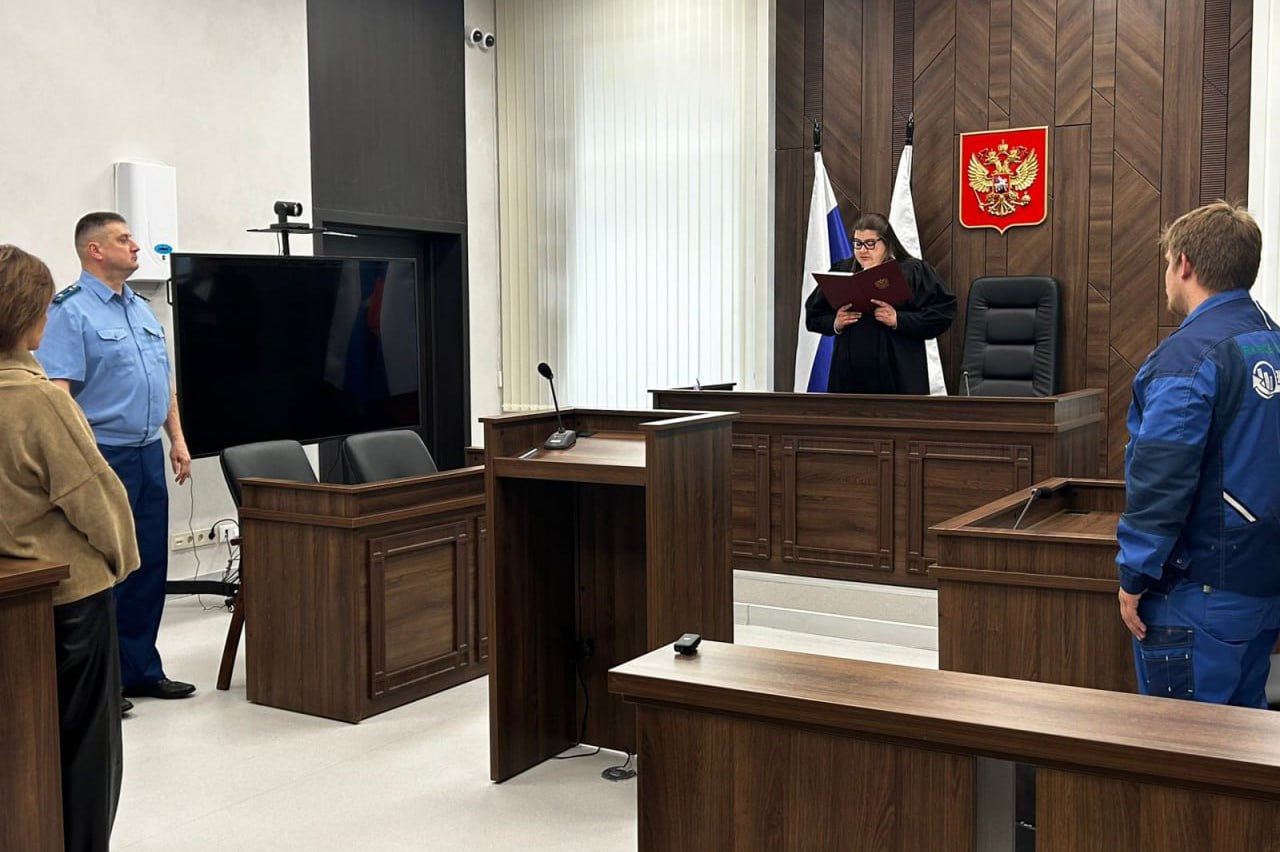 В Екатеринбурге вынесли приговор учителю физики школы 123 за жестокое обращение с учеником Мировой судья судебного участка 1 Академического района города назначил педагогу наказание в виде в виде исправительных работ 1 год 6 месяцев с удержанием 10 из заработка в доход государства Также суд лишил его на 2 года права заниматься педагогической деятельностью Кроме того суд частично удовлетворил гражданский иск прокурора заявленный в интересах несовершеннолетнего потерпевшего Бывший педагог обязан выплатить потерпевшему школьнику компенсацию морального вреда в размере 120 тысяч рублей Приговор не вступил в законную силу и может быть обжалован в Академическом районном суде Екатеринбурга в течение 15 суток Академический судебный район justmediaru