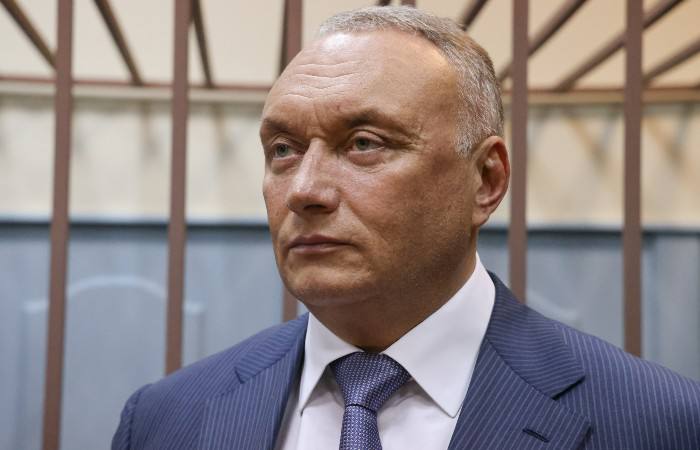 Уголовное дело бывшего сенатора Дмитрия Савельева, обвиняемого в подготовке убийства своего делового партнера, рассмотрят присяжные. При этом слушания пройдут в закрытом режиме.