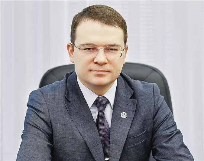 Экс глава минтуризма Артур Абдрашитов освободится от должности министра транспорта Чиновник покинет кресло на этой неделе Министр транспорта и автомобильных дорог Самарской области Артур Абдрашитов уходит с поста Об этом 20 апреля заявил губернатор Вячеслав Федорищев на оперативном совещании в областном правительстве Глава региона рассказал о большой работе проведённой администрацией губернатора по анализу деятельности всех ведомств в том числе самарского минстроя В этой связи попросил чтобы у Артура Игоревича сейчас было время в другом формате на другой работе по некоторым вопросам подготовить более подробную информацию С четверга он уходит в отставку сообщил губернатор Бывший глава самарского минтуризма Артур Абдрашитов был назначен врио министра транспорта и автомобильных дорог Самарской области полгода назад в конце октября До этого Абдрашитов занимал должность помощника губернатора Министром туризма региона он работал с 2022 года по 2024 год До переезда в Самарскую область чиновник возглавлял центр туристских стратегий и проектного управления Удмуртии Занимал должности начальника отдела развития туриндустрии министерства по делам молодежи спорту и туризму Республики Татарстан и заместителя председателя Государственного комитета Татарстана по туризму В январе 2020 года был назначен руководителем Самарского департамента туризма которое затем упразднили