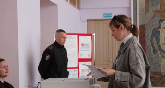 Политолог о том как проходят выборные кампании в СЗФО Интригой является борьба за второе место В пяти регионах северо запада РФ этой осенью будут выбирать губернаторов Голосование пройдет в Ленинградской Архангельской Новгородской областях а также Республике Коми и Ненецком автономном округе До дня Х осталось совсем немного времени предвыборная гонка близка к финишной прямой Своим личным взглядом на положение дел в политической битве на этом этапе с ФедералПресс поделился директор Института современного государственного развития Дмитрий Солонников Подпишись на СЗФОшную