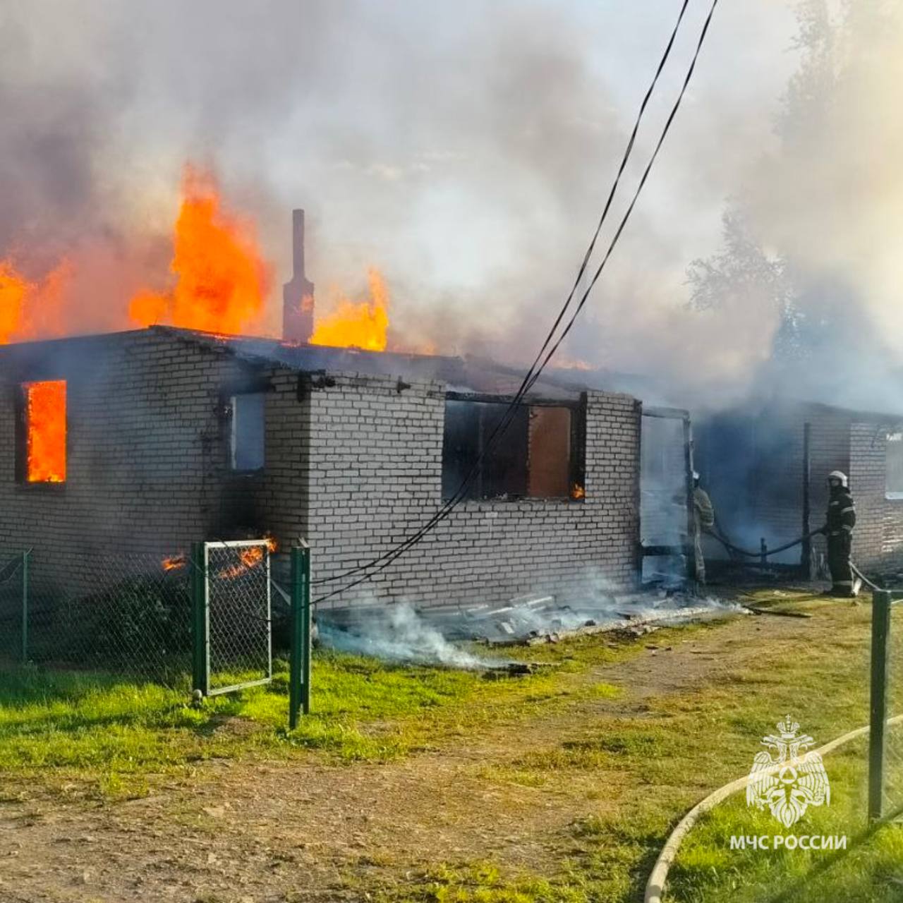 За минувшие сутки в Новгородской области произошло 4 пожара! На улице Саши Устинова в Великом Новгороде пожарно-спасательные подразделения ликвидировали возгорание в квартире многоквартирного жилого дома. В результате пожара уничтожены внутренняя отделка и имущество комнаты. Погибших и пострадавших нет. Причину пожара устанавливают органы дознания. В деревне Пустошь Старорусского округа подразделения ликвидировали возгорание трёхквартирного жилого дома. В результате пожара уничтожены кровля по всей площади дома, потолочное перекрытие, внутренняя отделка и имущество двух квартир. Погибших и пострадавших нет. Причина пожара устанавливается. Возгорание мусора на площади 60 м. кв. подразделения ликвидировали в деревне Залесье Солецкого округа. Предварительная причина: неосторожное обращение с огнем. В Окуловке противопожарная служба области ликвидировала возгорание неэксплуатируемого жилого дома. В результате пожара дом уничтожен полностью. Сведений о погибших и пострадавших не поступало. Предварительная причина: неосторожное обращение с огнем. Фото: Старорусский округ