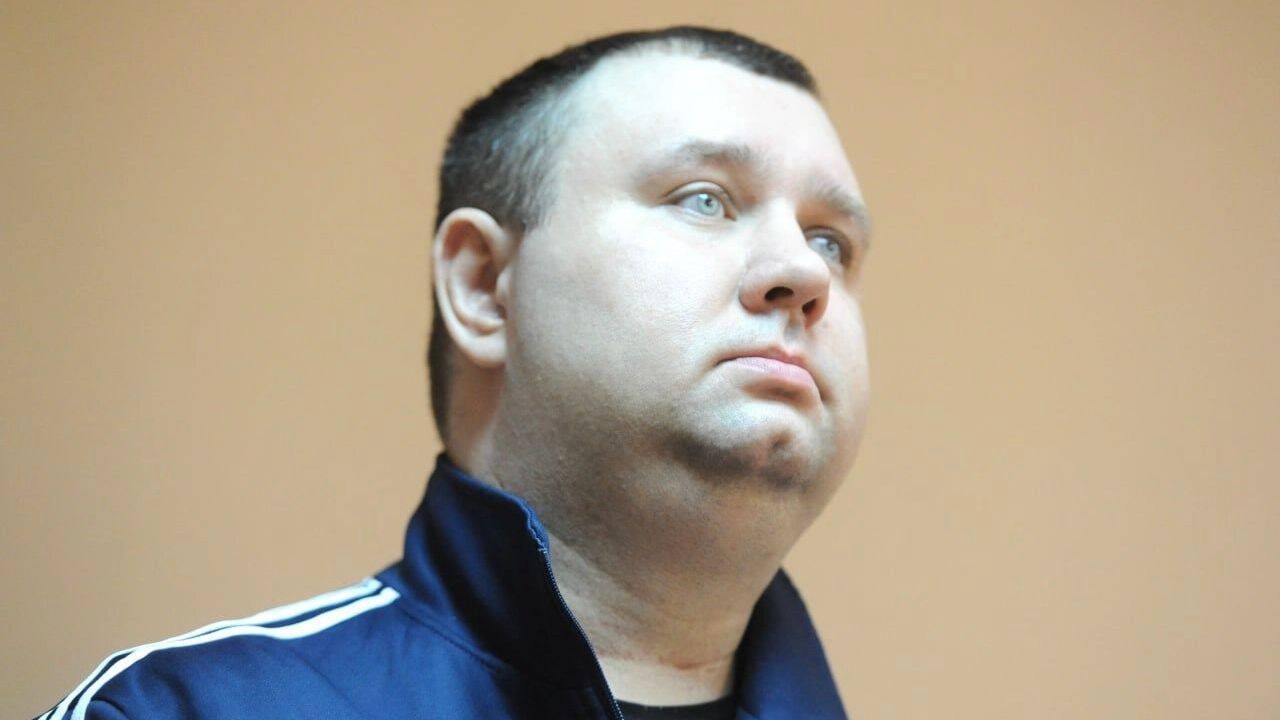 В Челябинске экс полицейского осудили за получение взятки Приговор вынесли бывшему начальнику отделения экономической безопасности и противодействия коррупции на территории Калининского района городского управления МВД Алексею Савоськину Суд установил что в январе 2022 года он через посредника получил от индивидуального предпринимателя взятку в 250 тыс рублей За это Савоськин вернул бизнесмену ранее изъятую никотиносодержащую продукцию и устройства для ее потребления Экс полицейский получил 7 5 года лишения свободы в колонии строгого режима Также суд назначил ему штраф в 750 тыс рублей и лишил звания капитана полиции Ранее Савоськин уже был судим Два года назад за превышение должностных полномочий ему назначили 3 5 года колонии общего режима eanews ru Подписаться Прислать новость novosti chelyab bot