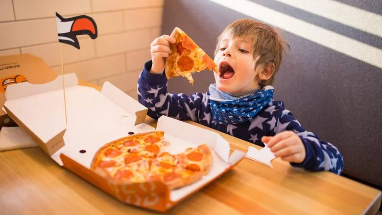 Dodo Pizza «переехала»в Казахстан, сменив юрисдикцию Холдинг Dodo Brands, владеющий сетями «Додо Пицца» и «Дринкит», официально завершил процесс редомициляции, сменив юрисдикцию с Виргинских островов на Международный финансовый центр «Астана» МФЦА в Казахстане. Этот шаг, завершенный 12 июня, позволит компании сохранить статус юридического лица, бизнес-структуру и обязательства, а также, по мнению руководства МФЦА, привлечет больше инвесторов в Казахстан и Центральную Азию. Dodo Brands является одним из крупнейших игроков на европейском рынке фудсервиса, управляя более чем 1300 заведениями в 26 странах мира. В Казахстане уже работают свыше 100 пиццерий «Додо Пицца» и 14 кофеен «Дринкит», а также 33 заведения в Узбекистане, Киргизии и Таджикистане. Фото: соцсети