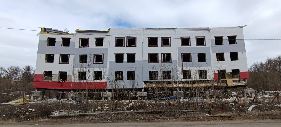Прокуратура добилась сноса аварийного дома в Эвенкийском районе В 2008 г. началось строительство 3-этажного 23-квартирного дома по контракту между муниципальным учреждением «Департамент капитального строительства администрации Эвенкийского муниципального района» и ООО «Атлас». Однако жители п. Тура не смогли насладиться радостью новоселья: уже в процессе возведения дома возникли проблемы с фундаментом, вызванные недостаточной устойчивостью грунта. В 2016 г. экспертиза показала наличие значительных дефектов фундамента, связанных с просадкой и морозным пучением почвы. Специалисты зафиксировали зону талых грунтов глубиной до 1,5 метров, покрывающую половину здания. Это привело к значительному повреждению конструкций и сделало проживание в доме невозможным и опасным. Несмотря на заключение экспертизы, администрация долгое время игнорировала проблему. Причина стандартная — отсутствие финансирования. Только после проверки прокуратуры ситуация сдвинулась с мертвой точки. В целях обеспечение безопасности местных жителей прокурор внес представление главе района и предупредил о возможных уголовно-правовых последствиях своего бездействия. Благодаря этому была выделена необходимая сумма из бюджета, заключён новый муниципальный контракт, и подрядчик начал демонтаж здания, уже разбирают стены и перекрытия верхних этажей. Сайт Тelegram ВК
