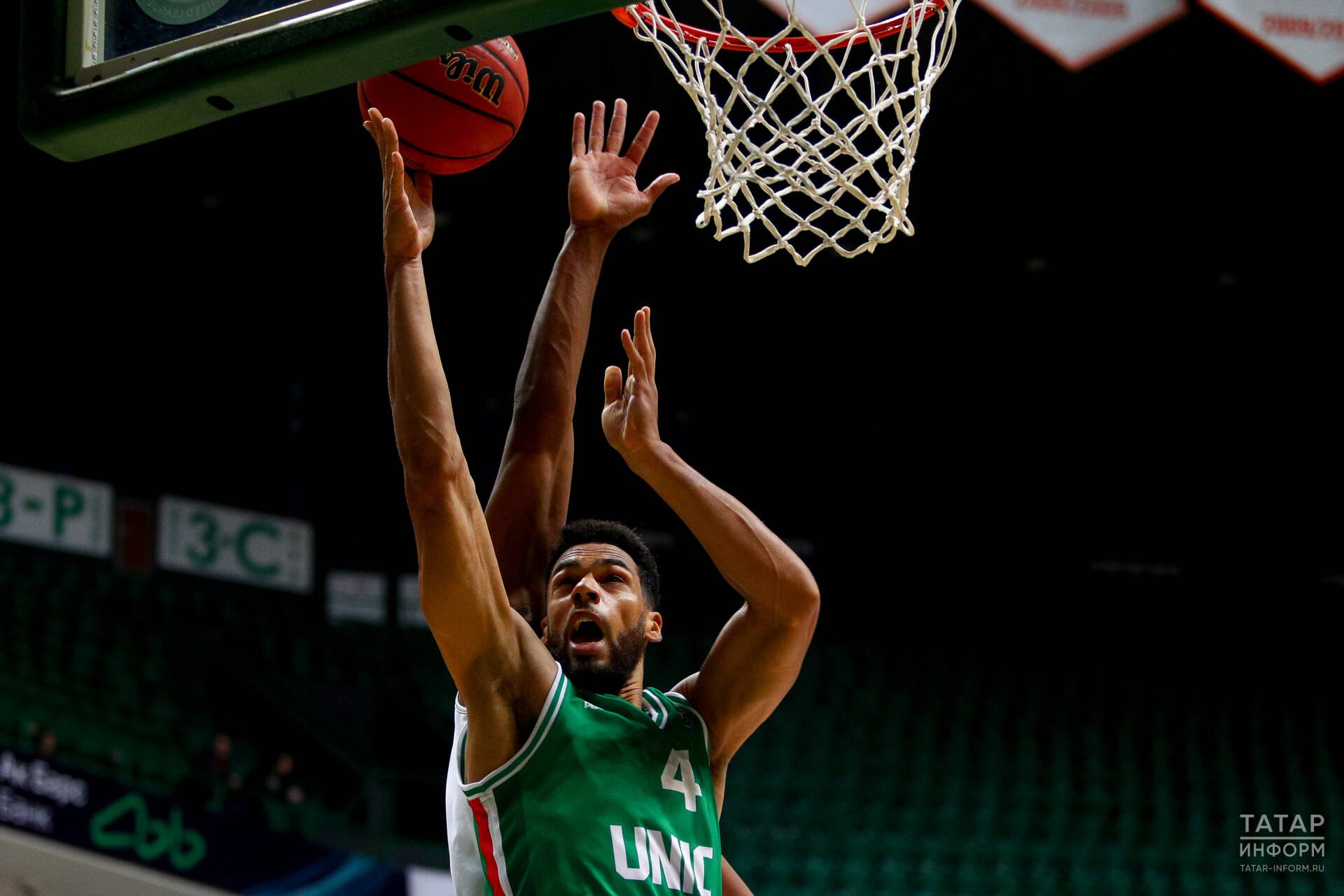 УНИКС сыграет с ЦСКА в Москве в матче за лидерство в чемпионате Казанский УНИКС сегодня проведет WINLINE Матч недели против действующего чемпиона страны и прямого конкурента в турнирной таблице ЦСКА К экватору чемпионата московский клуб занимает первое место имея показатель 22 победы и 2 поражения и проведя на одну игру больше соперника сообщили в Телеграм канале УНИКСа УНИКС с результатом 21 2 располагается на второй строчке Победитель очного противостояния единолично возглавит таблицу Читать полностью