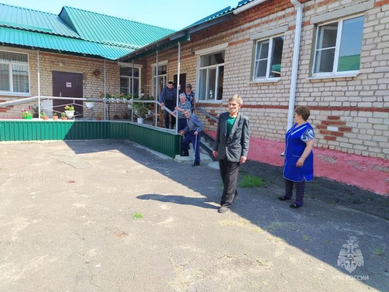 Безопасности социально-значимых учреждений особое внимание уделяют сотрудники МЧС России   Сотрудники госпожнадзора по Дмитровскому району провел занятие по пожарной безопасности в Центре социального обслуживания населения.  Сотрудник МЧС России проверил:  исправность автоматической пожарной сигнализации;  систему и средства оповещения о пожаре;  наличие и достаточность первичных средств пожаротушения;  пути эвакуации и запасные выходы;  исправность противопожарного водоснабжения.    Так же инспектор ГПН напомнил проживающим и персоналу о правилах пожарной безопасности и провел мастер-классы по использованию первичных средств спасения и пожаротушения. Кроме этого, была проведена практическая тренировка по эвакуации людей в случае возникновения чрезвычайной ситуации.