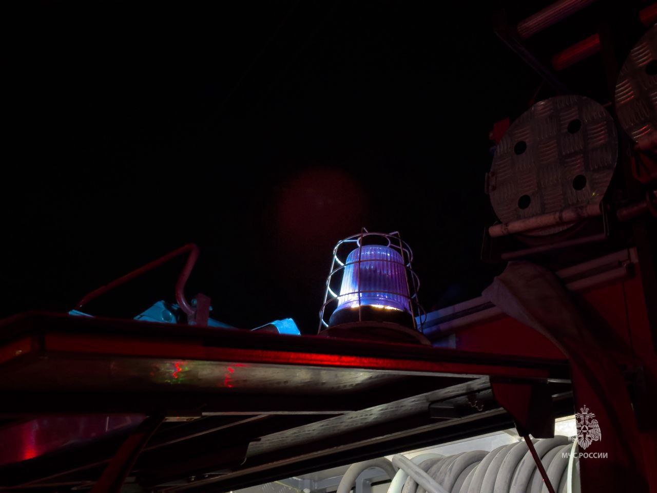 В Севастополе спасли трёх взрослых и одного ребёнка во время пожара Горела мебель в одной из квартир дома на проспекте Генерала Острякова сообщили в МЧС города Спасены двое жильцов горящей квартиры выведены еще два человека взрослый и ребенок из соседнего задымленного помещения Еще десять человек были эвакуированы Причины происшествия выясняются Фото МЧС Севастополя MAXимум новостей Крым 24 Радио Крым