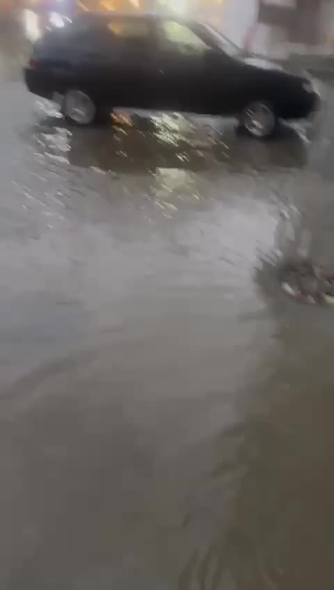 Сильные дожди в Сочи временно парализовали движение на улице Ленина