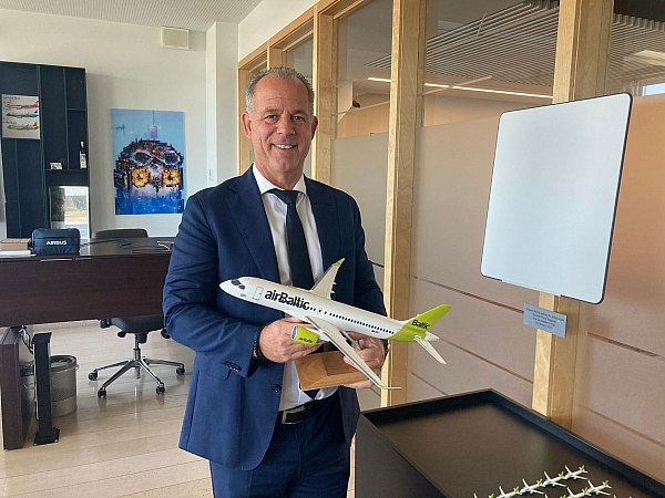 Экс глава airBaltic назначен генеральным директором Gulf Air Бывший генеральный директор латвийской национальной авиакомпании airBaltic Мартин Гаусс назначен генеральным директором национальной авиакомпании Бахрейна Gulf Air сообщил Гаусс в LinkedIn Об этом пишет потал Gorod lv Он приступит к исполнению своих обязанностей 4 ноября этого года Гаусс пишет что он с гордостью и благодарностью вспоминает возможность возглавить авиакомпанию с более чем 75 летней историей Вместе со своей командой и партнерами он продолжит укреплять эту авиакомпанию строя для нее сильное будущее но также привнесет свой стиль лидерства в авиакомпанию и постарается вдохновить всех заинтересованных лиц включая сотрудников клиентов и партнеров объединить усилия ради успеха Gulf Air aviaru net n287832