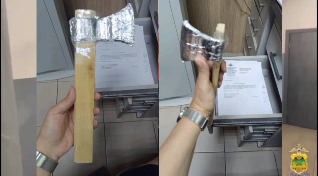 Сочинец угрожал топором из фольги в споре за парковку — полиция оперативно его задержала. Напомним, вчера вечером на улице Яблочной разгорелся конфликт из-за парковочного места. Очевидцы сообщили в полицию, что один из водителей угрожал людям предметом, похожим на топор. При проверке выяснилось, что металлическая часть топора была сделана из обычной фольги. В отношении мужчины составили административный протокол. Подписаться Прислать новость