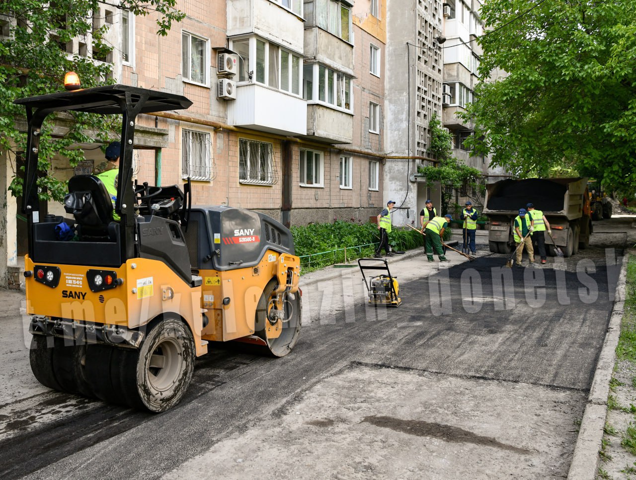 В Киевском районе Донецка стартовал ремонт дорог Ранее внимание уделялось только центральным дорогам, связывающим города. Теперь, когда они уже в порядке, специалисты приступили к восстановлению дорог внутри кварталов. В планах заменить 5700 квадратных метров внутриквартальных дорог. — наконец-то! Однозначно лайк! Очевидец Подпишись