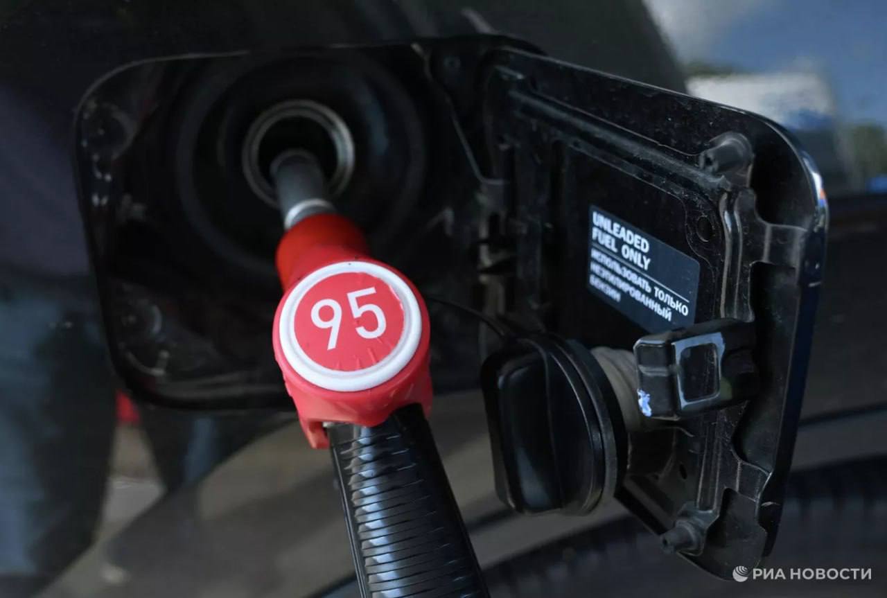 Россияне стали чаще оплачивать бензин не выходя из авто число онлайн расчетов в этом сегменте текущей осенью выросло на 45 по сравнению с прошлым годом говорится в исследовании ЮKassa есть у РИА Новости Технологические новации затронули и другие консервативные сферы Например растут онлайн платежи за парковку