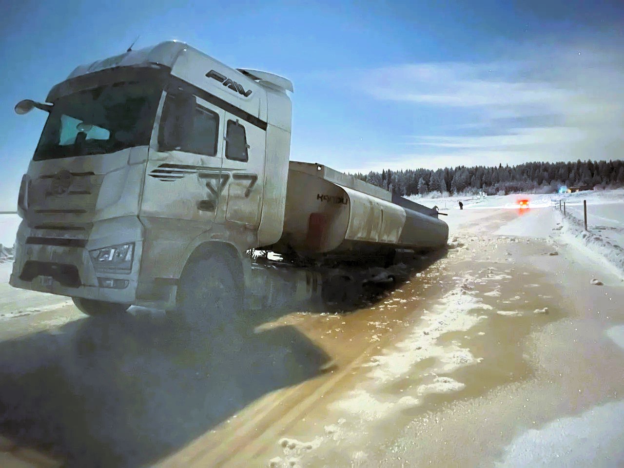 В Архангельской области вновь проломили переправу вблизи Кимжи Сегодня ночью в полицию Мезенского округа поступило сообщение об очередном происшествии на реке Мезень вблизи деревни Кимжа на переправе под воду ушла автоцистерна При пересечении реки Мезень водитель седельного тягача FAW проигнорировал ограничение грузоподъёмности переправы в 10 тонн При этом масса автоцистерны с грузом была 43 5 тонны Напомним что 22 декабря в этом же районе под лёд провалился бензовоз