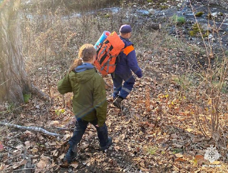 Спасатели МЧС России провели эвакуацию 13-летней девочки с туристического маршрута в Приморье   Перед восхождением на гору «Чандолаза» состояние несовершеннолетней резко ухудшилось. Спасатели доставили её в Находку, где передали врачам.    Девочка путешествовала в составе незарегистрированной группы из 14 человек, включая 9 детей. Остальные участники группы продолжили подъем уже под контролем спасателей.   Приморье здесь