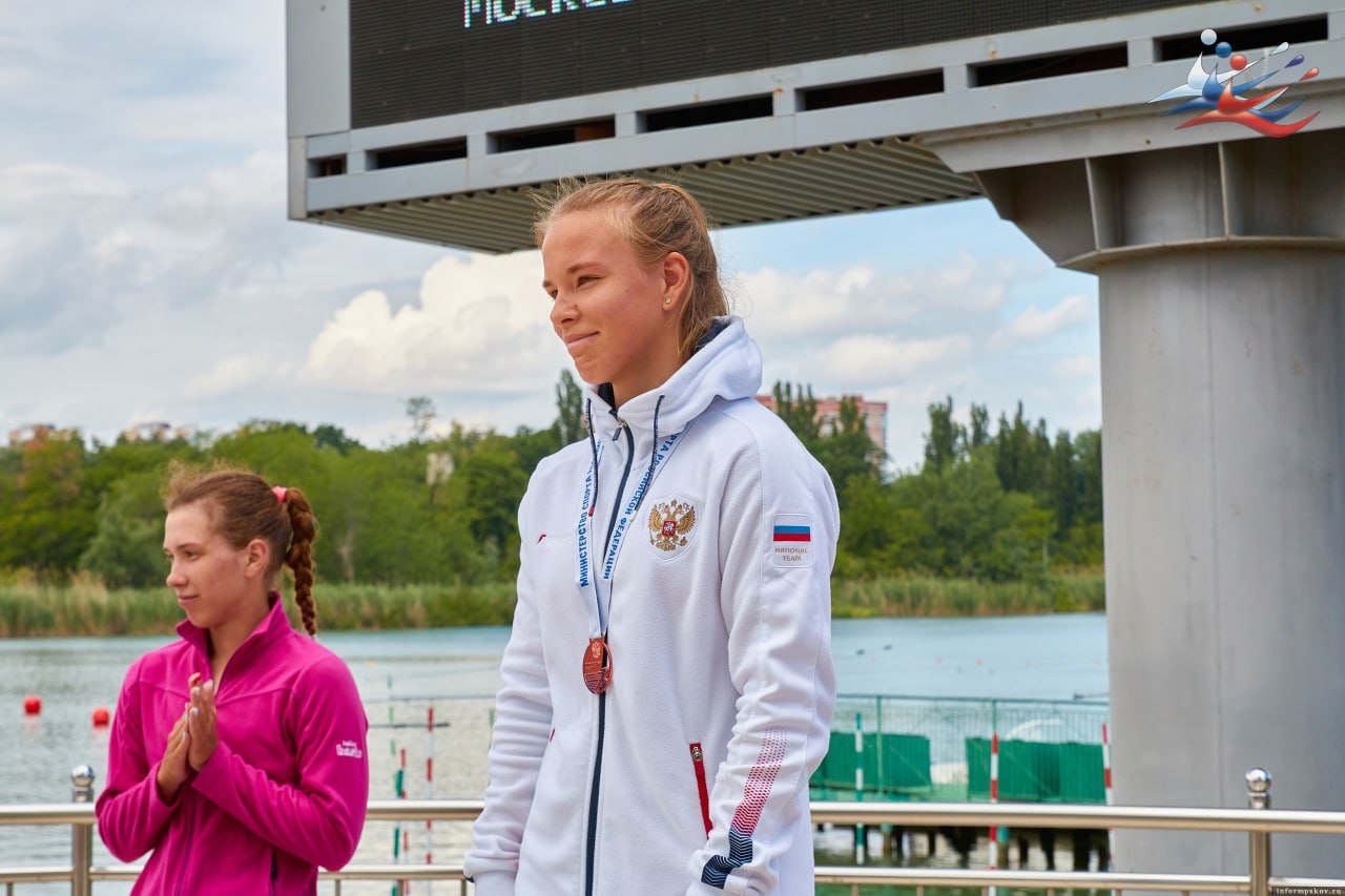 Псковичка Елизавета Кожевина без особых проблем вышла в полуфинал первенства России по гребле на байдарках в одиночке на дистанции 500 метров В своём предварительном заезде она пришла первой с результатом 2:23. Полуфиналы стартуют сегодня в 13:55. Трансляция