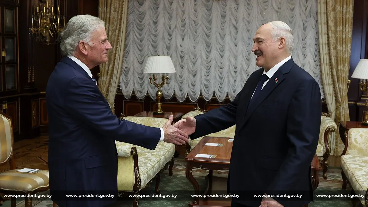 Лукашенко встретился с духовным советником Трампа Франклином Грэмом Что обсуждали Александр Лукашенко отметил что в Беларуси живут мирно сосуществуют взаимодействуют 25 конфессий Он добавил что в нашей стране 850 протестантских общин 20 миссий и пять учебных заведений Глава государства поблагодарил Франклина Грэма за оказываемую белорусам поддержку и помощь В свою очередь Франклин Грэм подчеркнул что встреча прошла очень дружественно обсудили вопросы религии и мировой политики  Подробнее