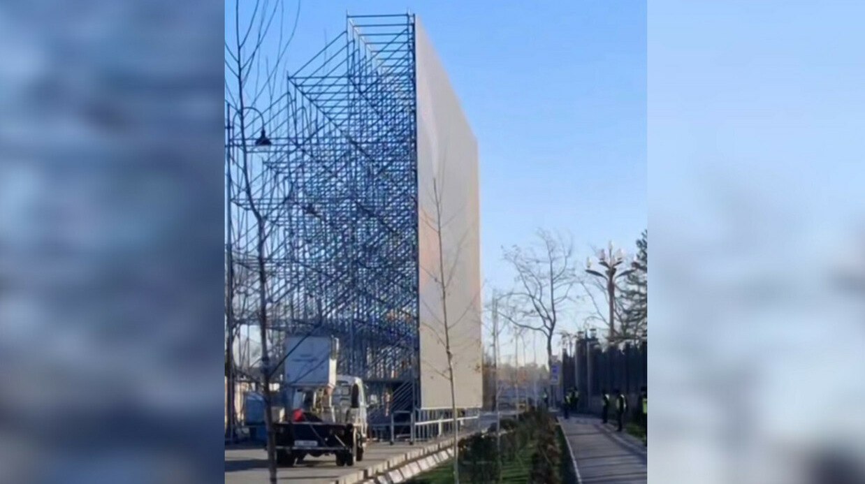 Кыргызстан закрыл экраном посольство Украины перед приездом Путина Кыргызские власти поставили каркасный экран в 200 метрах от резиденции Ынтымак Ордо чтобы скрыть здание украинского посольства во время визита Путина передает ArbatMedia Конструкция появилась в непосредственной близости от официальной резиденции где проходили мероприятия с участием российского президента Экран закрывает обзор на посольство Украины расположенное неподалёку всего в двухстах метрах от комплекса Ынтымак Ордо В украинском диппредставительстве комментировать ситуацию не стали однако отметили причинно следственная связь очевидно есть Прислать новость