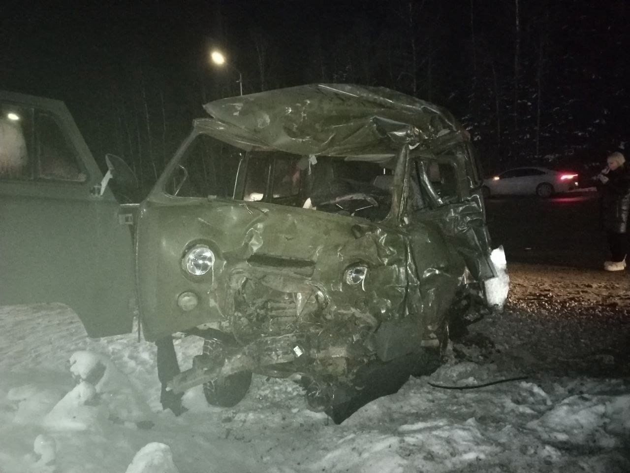 В ДТП под Череповцом погиб водитель автомобиля  Трагедия произошла накануне около 20:55 на 153 км автодороги Вологда — Новая Ладога. По предварительной информации областного УМВД, столкнулись большегруз марки «Шахман» под управлением мужчины 1991 г.р., ехавший со стороны Санкт-Петербурга, и автомобиль УАЗ, двигавшийся в противоположном направлении.  В результате ДТП мужчина 1979 г.р., управлявший УАЗом, погиб на месте. Госавтоинспекторы выясняют все обстоятельства происшествия.