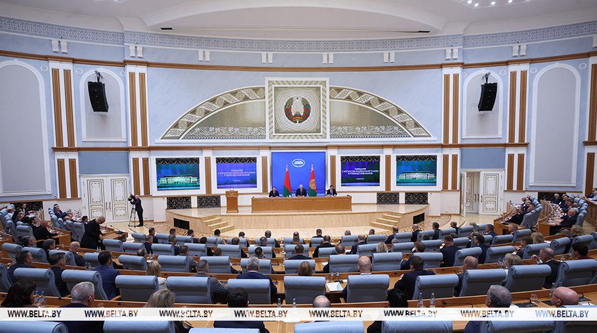 Лукашенко экономика и банковский сектор Беларуси пережили беспрецедентные вызовы Национальная экономика а с ней и белорусский банковский сектор пережили беспрецедентные вызовы Об этом Президент Беларуси Александр Лукашенко заявил 9 сентября на совещании с аппаратом Национального банка и руководством банков Глава государства отметил что при назначении Романа Головченко председателем правления Национального банка говорил о своем намерении обязательно в этом году познакомиться с коллективом И сейчас Александр Лукашенко выполняет свое обещание Тем более что и состав правления изрядно обновился а встречи с коллективами крупнейших органов государственной вертикали где можно сверить часы и определить задачи стали регулярными Подробности совещания читайте на сайте Сайт подписаться VK OK Instagram Facebook YouTube TikTok задать вопрос