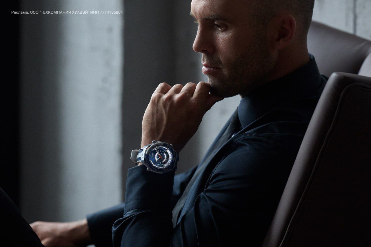 У крупных ритейлеров стартовали продажи HUAWEI WATCH Ultimate 2 смарт часов для занятий спортом на открытом воздухе Помимо продвинутого мониторинга здоровья X TAP подключения по eSIM и сверхпрочного корпуса у HUAWEI WATCH Ultimate 2 есть ещё одна специфическая фишка режим для дайвинга Он позволяет опускаться на глубину до 150 метров контролировать все необходимые показатели и даже поддерживать связь Передаём слово профессионалу чемпиону мира по фридайвингу Алексею Молчанову Благодаря новому дизайну HUAWEI WATCH Ultimate 2 остаются настолько же удобными с точки зрения использования но при этом они стали ещё более стильными А новые материалы сделали часы ещё более долговечными жидкий металл экран из сапфирового стекла части корпуса из нанокерамики этот гаджет не боится активного использования и под водой и на суше