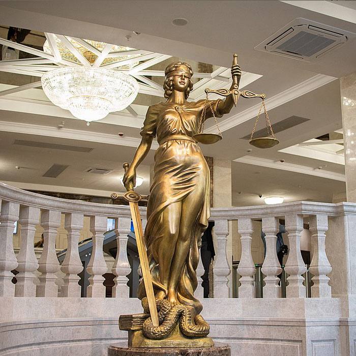 Контр адмирала в отставке осудили за хищение 592 млн рублей и освободили из за болезни Контр адмиралу в отставке Николаю Коваленко и другим фигурантам вменили хищение у Минобороны 592 млн руб выделенных на четыре госконтракта по ремонту запчастей для зенитных ракетных комплексов Коваленко оштрафован на 500 тыс руб при этом его освободили от наказания в виде лишения свободы из за болезни По данным следствия компании под видом отремонтированных запчастей поставляли непригодные которые в 2012 году были куплены на Украине за 40 млн руб Дмитрий Никотин Подписаться