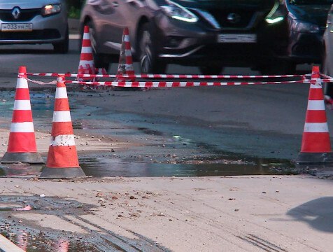На ремонт калужских дорог выделили 170 миллионов рублей из бюджета Новые национальные проекты действуют на территории России. Один из них "Инфраструктура для жизни" пришел на смену "Безопасных качественных дорог". Но суть его осталась прежней. В Калуге в его рамках на ближайшую пятилетку запланирован ремонт и развитие дорожной сети. Об этом говорили на очередном рабочем совещании в городской управе.
