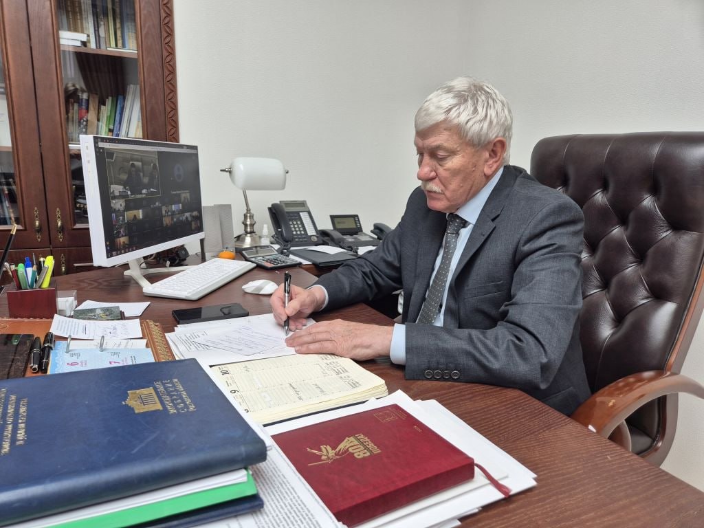 Возврат бесхозяйных земель в оборот может принести региону до 12 миллиардов рублей В Ростовской области насчитывается 11 349 гектаров неиспользуемых сельхозземель Главный вопрос в том чтобы каждый такой участок приносил пользу экономике региона в виде арендной платы или налога Особое внимание нужно уделить участкам с заброшенными складами обанкротившихся предприятий отметил вице спикер Законодательного Собрания Вячеслав Василенко Возврат таких бесхозяйных земель в оборот может пополнить бюджеты регионов По предварительным расчетам реализация участков принадлежавших ликвидированным более 5 лет назад юридическим лицам способна принести до 12 миллиардов рублей zsro61