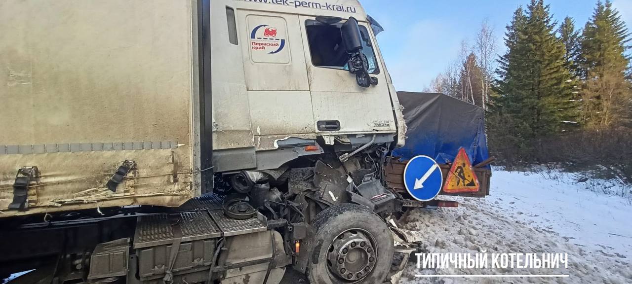 Один человек погиб в ДТП с пятью автомобилями в Котельничском районе. Движение на трассе полностью перекрыто, сообщает «Типичный Котельнич».