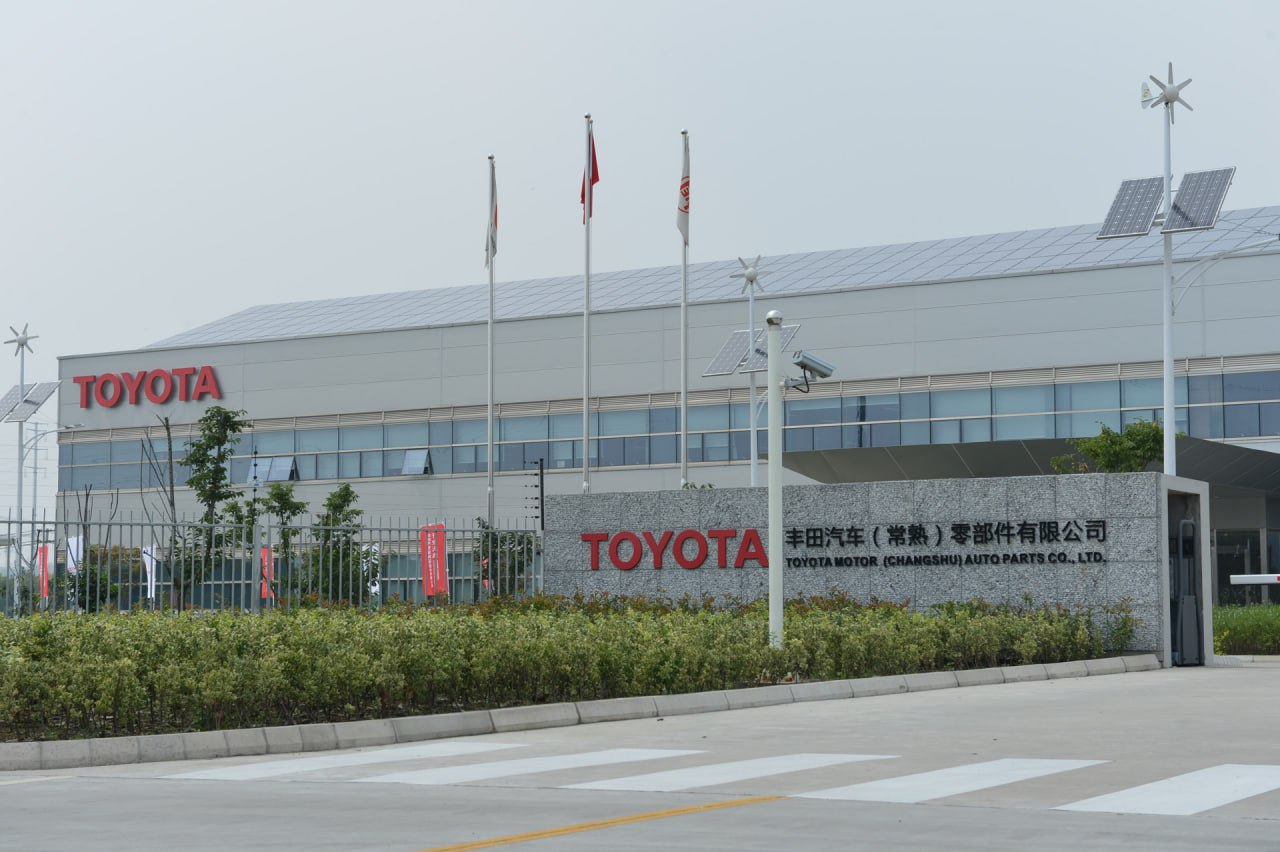 Корпорация Toyota Motor достигла рекордных мировых показателей продаж и производства в первой половине 2025 года, закрепив за собой статус крупнейшего автопроизводителя мира шестой год подряд.   Японский гигант сообщил о глобальных продажах в 5,54 миллиона автомобилей с января по июнь, превзойдя свой предыдущий рекорд и опередив немецкого соперника Volkswagen AG.