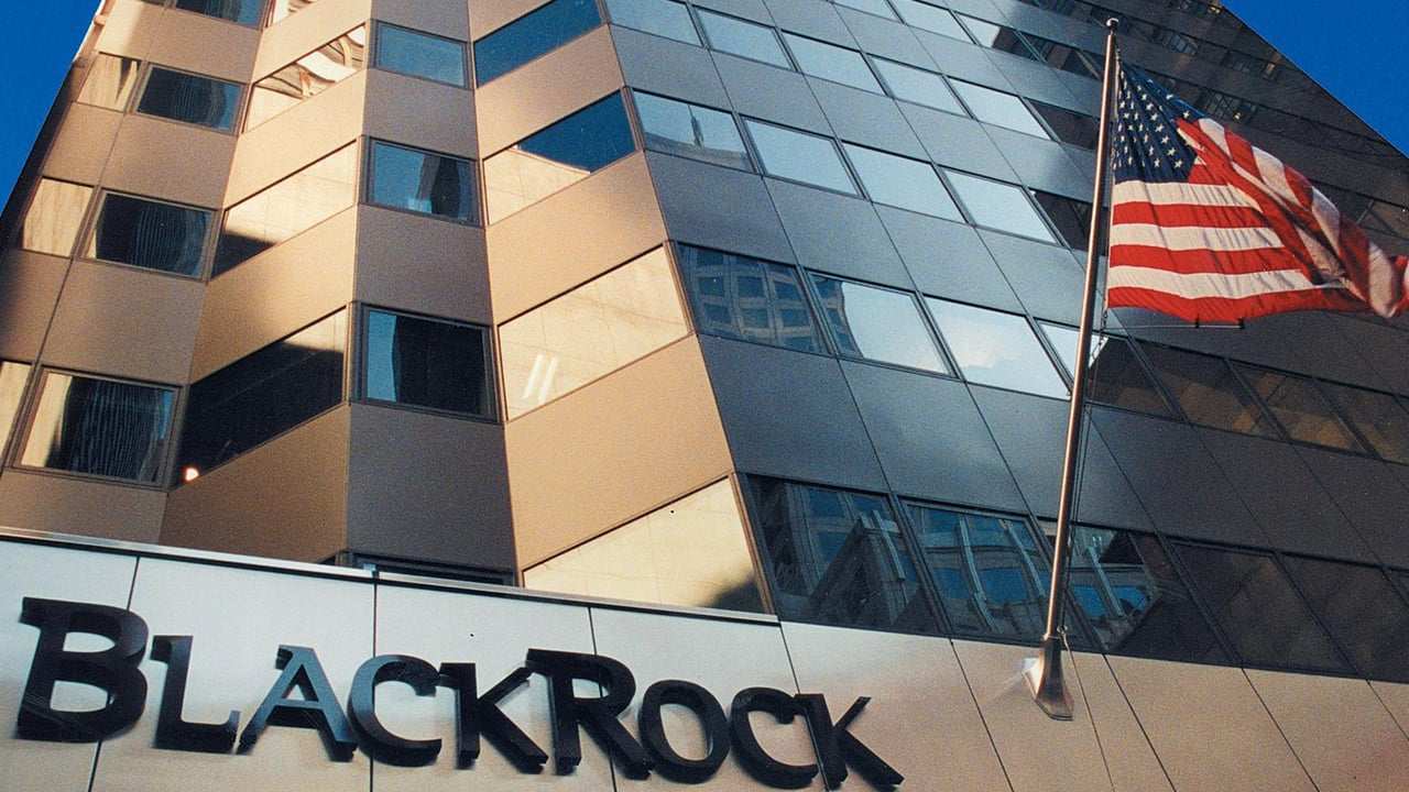 Биткоин-ETF от BlackRock отметил первый приток за три недели    В первый торговый день недели в спотовый биткоин-фонд IBIT от BlackRock поступило около $15,8 млн. Это первый положительный результат крупнейшего ETF с 26 августа 2024 года. Другие американские биткоин-ETF также отметили чистый приток. В FBTC от Fidelity поступило около $5,1 млн, в EZBC от Franklin Templeton — $5 млн и в HODL от VanEck —...  #Новости_экономики #Биткоин-ETF      Читать подробнее  Источник: #happycoin   ByBit   OKX