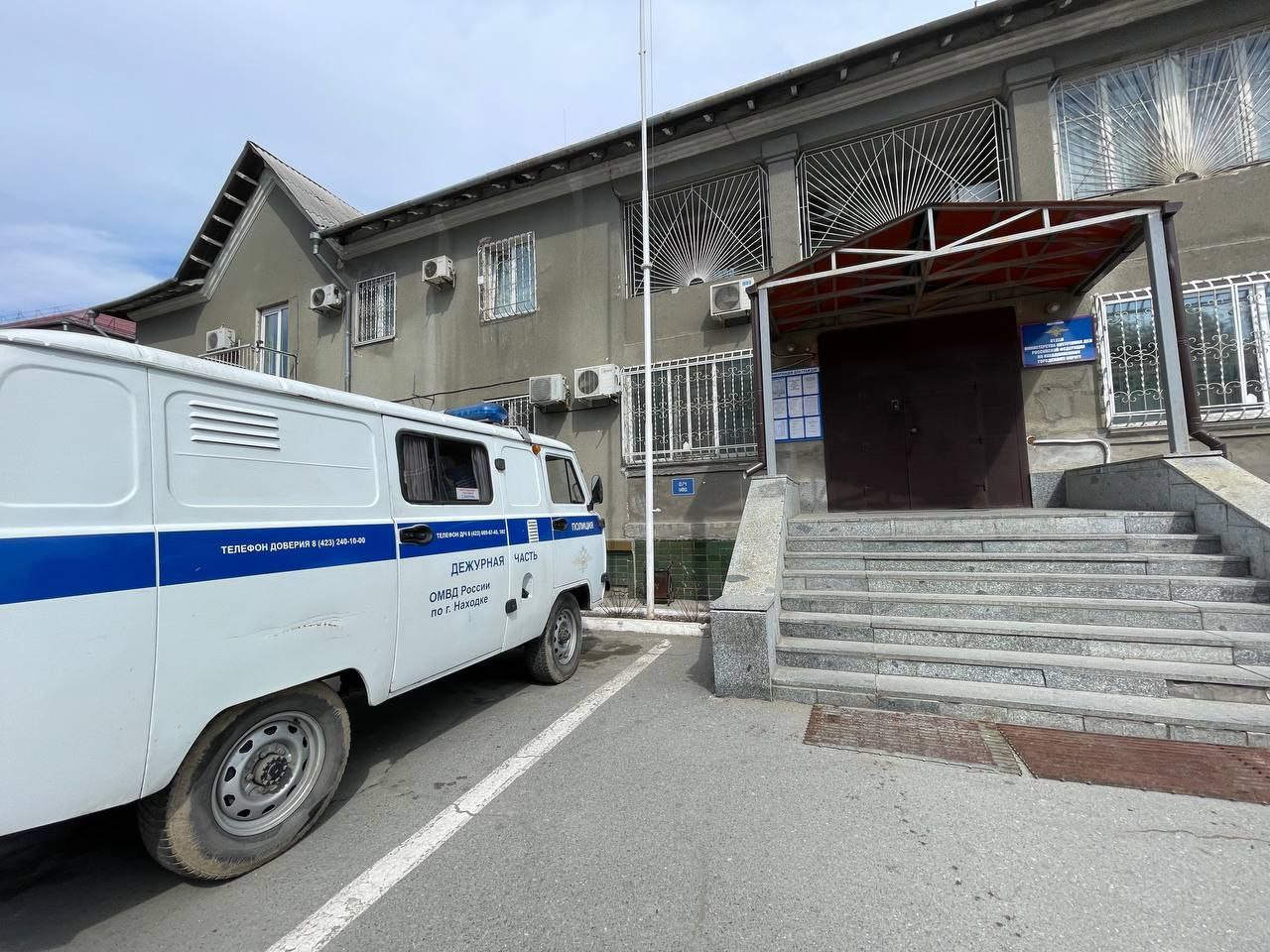 Журналистка из Находки заявила о затягивании расследования сразу по двум уголовным эпизодам, связанным, по её мнению, с профессиональной деятельностью. По словам пострадавшей, её автомобиль оказался повреждён — неизвестный порезал колеса в ночное время. Несмотря на заявление в полицию, на пятые сутки после происшествия уголовное дело не возбуждено, хотя, как она подчёркивает, по закону это должно происходить в течение трёх суток. Руководство городского отдела полиции передало материалы проверки участковому, который, как выяснилось, находится на больничном и не может выполнять служебные обязанности. При этом, по словам журналистки, полиция не провела опросы возможных свидетелей и не изъяла записи с камер системы “Безопасный город”, хотя на пути отхода злоумышленника установлено не менее трёх камер. «На записях, скорее всего, можно увидеть, на какой машине приехал человек в капюшоне. Но полиция даже не сделала запрос. Я уже подала жалобу в прокуратуру», — пояснила она. Также журналистка уже пять месяцев пытается добиться возбуждения уголовного дела о клевете. В феврале 2025 года, по её словам, в её адрес прозвучали публичные обвинения в “оправдании терроризма” — от сотрудника военкомата, местного полковника и неизвестной женщины. Однако, несмотря на заявление, полиция так и не увидела в действиях этих лиц состава преступления и продолжает ожидать некой экспертизы. «По факту, за полгода в отношении меня было совершено два уголовных преступления, но полиция бездействует. Зато уже дважды мне вручили предостережения о недопустимости нарушений митингового законодательства — сначала за забастовку против мэра, к которой я не имела никакого отношения, потом за 9 мая. Тогда у полиции якобы была оперативная смешно информация, что я что-то замышляю», — рассказала журналистка.