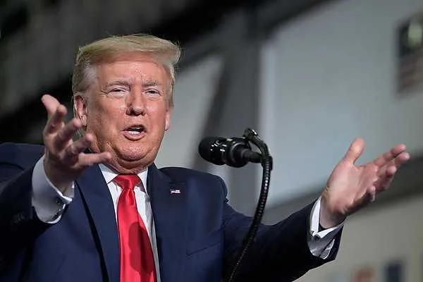 Самолет подаренный Катаром Дональду Трампу завершил летные испытания Американские военно воздушные силы заявили о завершении летных испытаний подаренного Катаром Дональду Трампу лайнера Boeing 747 и его готовности к передаче президенту США летом этого года Об этом сообщает Интерфакс Модификация и летные испытания будущего борта VC 25B ВВС США официально завершены сейчас идет покраска Планируется что самолет будет представлен в новой красно бело синей ливрее этим летом говорится в сообщении По данным ВВС США стоимость проведенной модификации составила 400 млн При этом большая часть этих средств была потрачена в основном на секретные системы связи и обеспечения безопасности а не на эстетику aviaru net n295225 Оставайся в информационном потоке подпишись на наш канал в MAX