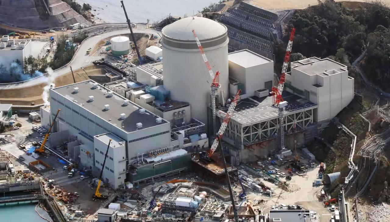 Японская Kansai Electric, которая в настоящее время эксплуатирует семь реакторов на западе Японии, начнет работу над новой японской АЭС, впервые после аварии на "Фукусиме". По сообщению Nikkei, компания начала проводить геологические исследования в районе своей АЭС «Михама», два из трёх энергоблоков которой выводятся из эксплуатации.