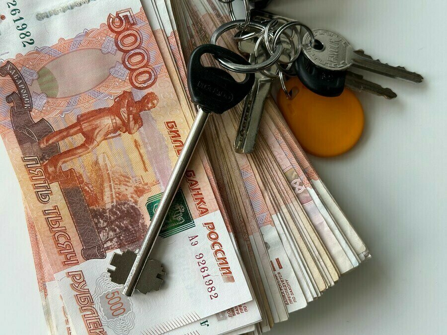 Прокуратура Благовещенска провела проверку в сфере исполнения миграционного законодательства Установлено что горожанка организовала бизнес по фиктивной регистрации иностранных граждан в своем частном домовладении Только за 2025 год количество зарегистрированных иностранных граждан в этом жилье составило 355 человек а с начала 2026 года она зарегистрировала уже 6 иностранцев До и после получения фиктивной регистрации иностранцы фактически по адресу не проживали о чем собственнице было достоверно известно По данному факту прокуратура Благовещенска направила в территориальное управление внутренних дел материалы проверки для решения о возбуждении уголовного дела по признакам преступления предусмотренного ст 322 3 УК РФ Фиктивная постановка на учет иностранного гражданина или лица без гражданства по месту пребывания в Российской Федерации По материалам проверки прокуратуры органом полиции возбуждено уголовное дело сообщили в пресс службе надзорного ведомства