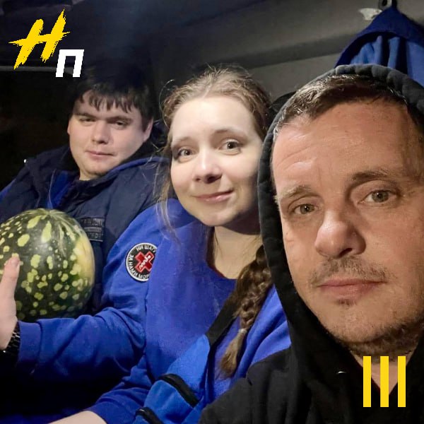 Срочное пополнение медики приняли роды по пути в роддом В Кировском районе случилось настоящее чудо на колесах На 40 й неделе беременности у будущей мамы начались стремительные роды и медикам пришлось принимать их прямо в салоне автомобиля скорой помощи по дороге в роддом Схватки усиливались фельдшеры Карина Жуковская и Игорь Рогалев приняли решение не рисковать и остановиться Уже через 10 минут в машине скорой прозвучал первый крик новорождённой девочки здоровой и крепкой После этого маму и малышку благополучно доставили в медицинское учреждение Для самой бригады эти полевые роды стали первыми в практике но несмотря на стресс всё прошло без единого осложнения Настоящая команда профессионалов в которую вошли фельдшеры Карина Игорь и водитель Борис Ефремов справилась блестяще Эта история лучшее доказательство того что в нашем городе работают не просто медики а настоящие герои которые способны принимать верные решения за секунды и дарить новую жизнь даже в самых нештатных ситуациях   поздравляем семью с рождением дочери и гордимся нашими врачами   Новый Петербург в МАХ