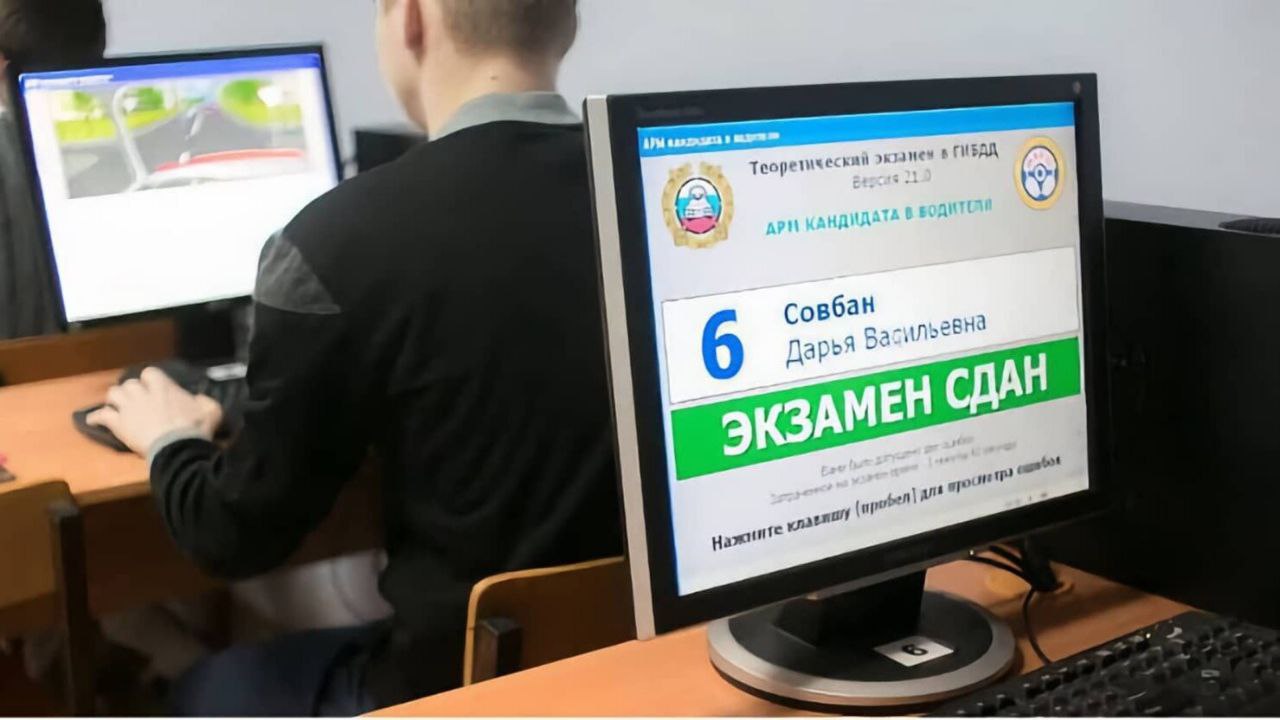 Во Владивостоке кардинально меняется система сдачи экзаменов на права!  Во Владивостоке больше не будет фиксированных маршрутов на экзамене по вождению. Теперь весь город — это один большой маршрут.  Что это значит на практике: Теперь экзаменатор может начать проверку на Второй речке, а закончить, например, на БАМе. Чёткой привязки к конкретному району больше нет. По мнению ГАИ, это поможет курсанту не просто заучить дорогу, а реально научиться водить.  Вечером накануне экзамена курсантам будут сообщать, где именно будет сбор. Информацию постараются передать автошколам до 16:00 — чтобы у учеников было время подготовиться морально и физически.  Объясняют тем, что в реальной жизни никто не ездит по заранее выученным маршрутам.