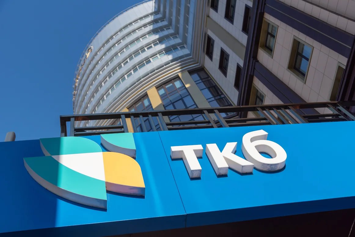 Ъ стали известны детали недавней передачи Агентству по страхованию вкладов АСВ санируемого Инвестторгбанка ИТБ Транскапиталбанк ТКБ проводивший санацию ИТБ почти десять лет выкупил весь его розничный кредитный портфель на сумму 22 5 млрд руб По оценке экспертов эта сделка могла обойтись в треть номинальной стоимости портфеля В дополнение к этому ТКБ переводит к себе вкладчиков Инвестторгбанка хотя и менее быстрыми темпами так как в отличие от кредитов портфель депозитов выкупить оптом нельзя Эксперты не исключают что АСВ поставило выкуп розничного портфеля ИТБ как условие передачи этой кредитной организации Олег Харсеев Коммерсантъ Ъузнал