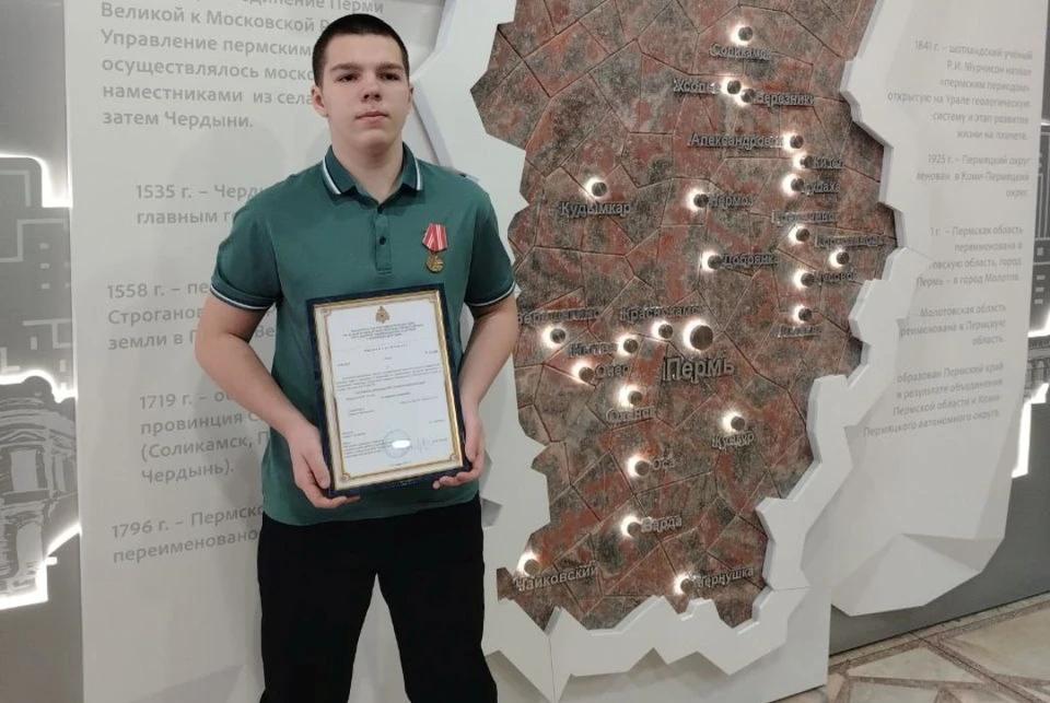 В Березниках 13 летний школьник Кирилл Самохин спас трёх человек из горящего дома в посёлке Шахта под Кизелом В августе 2024 года мальчик гостил у бабушки Ночью она заметила зарево пожара и разбудила родных Кирилл сразу бросился к соседнему дому изнутри люди бились в окна и звали на помощь Разбить стекло кулаком не получилось мальчик поранил руку Он принёс ломик и полностью выбил окно через которое выбрались двое мужчин и девушка Приехавшие пожарные обнаружили в доме тела ещё двоих 44 летнего мужчины и 43 летней женщины они погибли от угарного газа На днях Кириллу которому сегодня исполнилось 15 лет вручили медаль МЧС России За спасение на пожаре Фото предоставлено Елена Самохина Добрые новости и история Перми подписаться